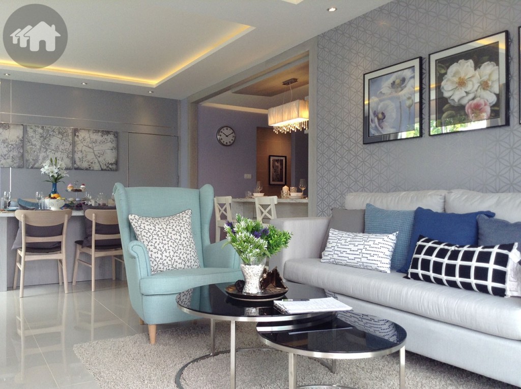 เข้ามาภายในบ้านชั้นล่างกันบ้าง บ้านมาตรฐานเป็นบ้านเปล่า กระจายความร้อนด้วยฝ้าระบายอากาศออกแบบบ้านให้มีการระบายความร้อนจากภายในตัวบ้าน ผ่านฝ้าระบายอากาศภายในและภายนอก ช่วยลดอุณหภูมิภายในบ้าน เย็นสบาย เน้นพื้นที่ใช้สอยเต็มพื้นที่ สามารถวางโซฟาเบดได้สบาย