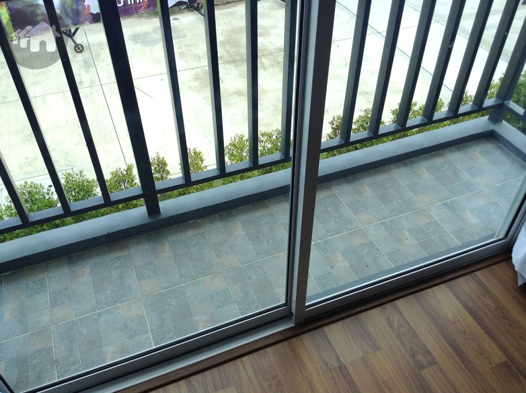 ระเบียงนอกห้องนอนใหญ่ ไม่กว้างมาก แต่ยาว ใช้งานได้จริง