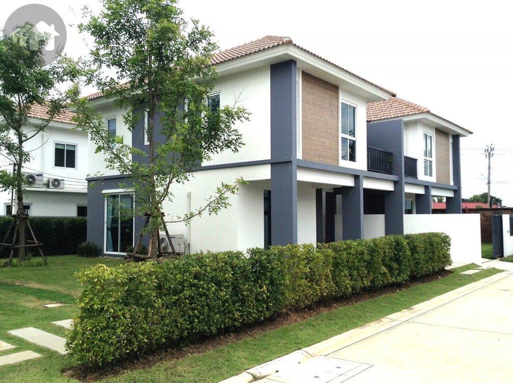 บ้านแฝดสไตล์บ้านเดี่ยว พื้นที่ใช้สอยกว้างให้ความรู้สึกเหมือนอยู่บ้านเดี่ยว พร้อมห้องรับประทานอาหารที่เราสามารถออกแบบให้เป็นห้องนอนชั้นล่างสำหรับผู้สูงอายุ หรือผู้ป่วยที่ไม่สะดวกขึ้นไปนอนบนชั้น 2 ใช้กระจกตัดแสง ช่วยกรองแสงแดดจากภายนอก ทำให้บ้านเย็นสบายได้ ติดกระจกบานใหญ่เพิ่มมุมมองเชื่อมต่อธรรมชาติ ให้ความรู้สึกโล่ง โปร่ง สบาย เช่นเดียวกันกับบ้านเดี่ยว