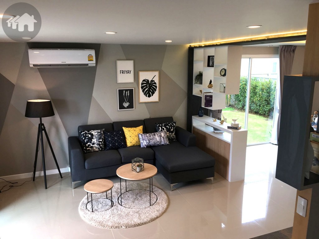 มุมนั่งเล่นรับแขกสามารถวางโซฟาขนาดใหญ่ได้สบาย บ้านตัวอย่างใช้เฟอร์นิเจอร์ลอยตัว และบิลท์อินเพื่อกำหนดจุดกั้นแบ่งพื้นที่แต่ละห้องไว้ให้เป็นไอเดีย