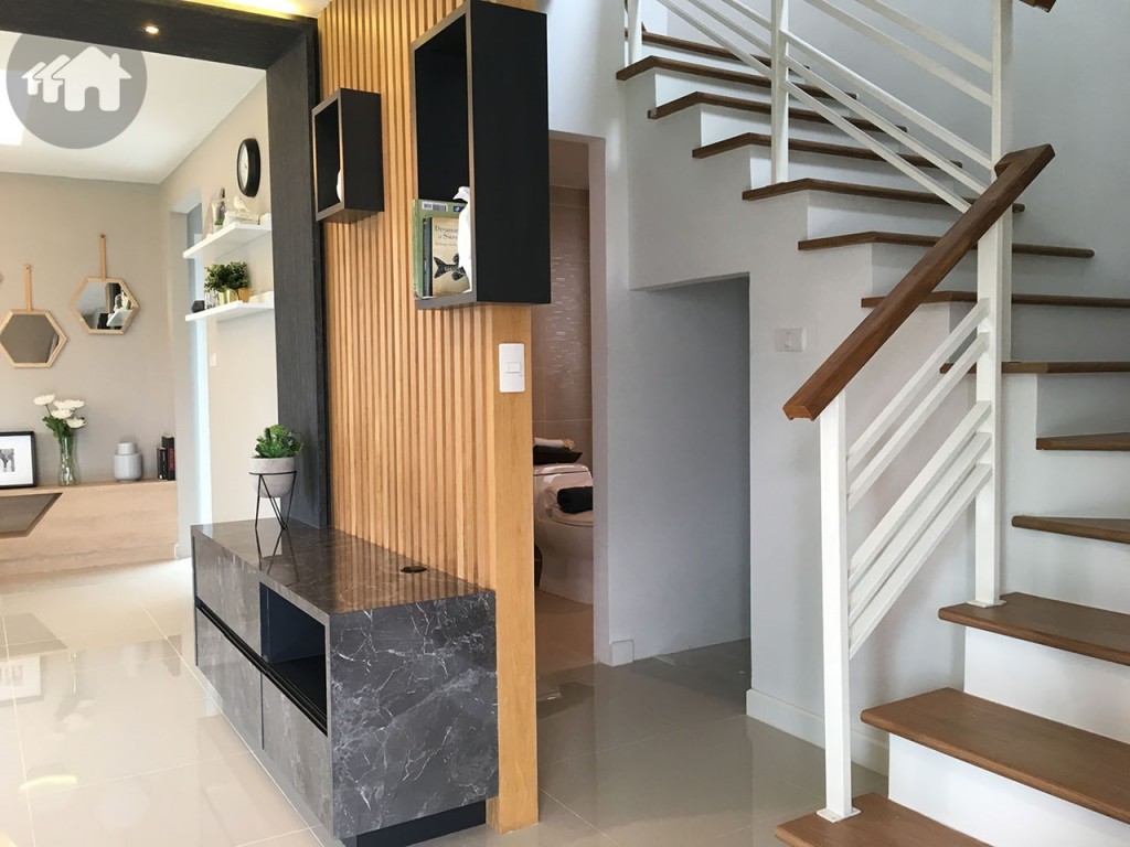 ห้องน้ำของชั้นล่างมีความเป็นส่วนตัว เพราะเป็นห้องน้ำใต้บันไดที่ซ่อนตัวอยู่หลังผนังบ้าน บวกกับมีห้องเก็บของใต้บันไดด้วย 