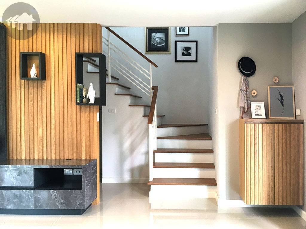บันไดขึ้นชั้น 2 จะอยู่โซนด้านหน้าของบ้าน ซึ่งหากย้อนไปดูแปลนบ้านก็คือ จุดที่ตัวบ้านจะไม่ติดกับอีกหลังหนึ่ง