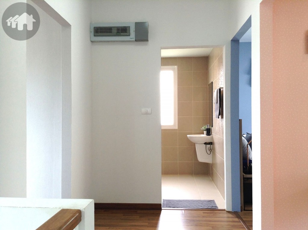 ขึ้นบันไดมาเป็นพื้นที่ห้องนอน 3 ห้องนอน และ 2 ห้องน้ำ โดยห้องนอนใหญ่จะอยู่ฝั่งหน้าบ้าน ส่วนอีก 2 ห้องนอนจะอยู่ฝั่งด้านหลังของบ้าน