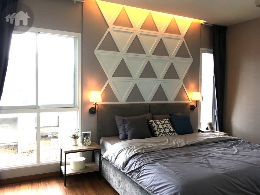 ห้องนอนใหญ่มีช่องแสงกว้างรอบห้อง วางเตียงคิงไซส์ได้สบาย