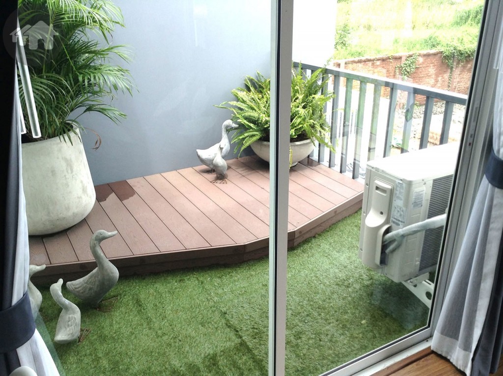 ความพิเศษของห้องนอนใหญ่คือ มีพื้นที่ระเบียงกว้างสามารถออกแบบตกแต่งให้เป็นพื้นที่นั่งเล่นหรือสวนหย่อมได้