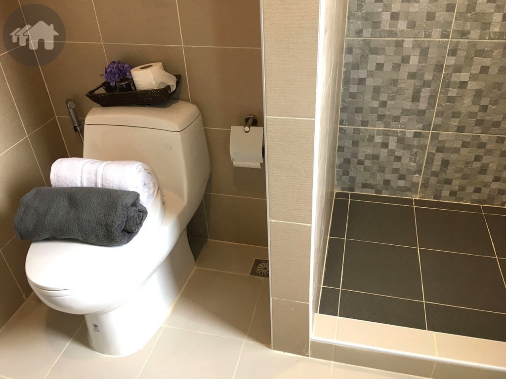 วางโถสุขภัณฑ์แบบเข้ามุม อาจกั้นแบ่งพื้นที่เพิ่มเติมด้วยประตูบานเลื่อนได้เพื่อความเป็นส่วนตัว