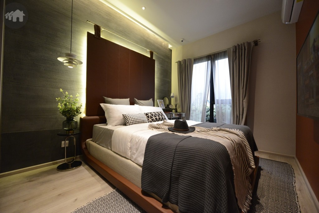 ห้องนอนมี 2 ห้อง คือห้องเล็กและห้องใหญ่ สำหรับห้องใหญ่มีพื้นที่สามารถจัดวางเตียงขนาด King size ได้ มีหน้าต่างในห้อง มองเห็น City View ได้เช่นกัน