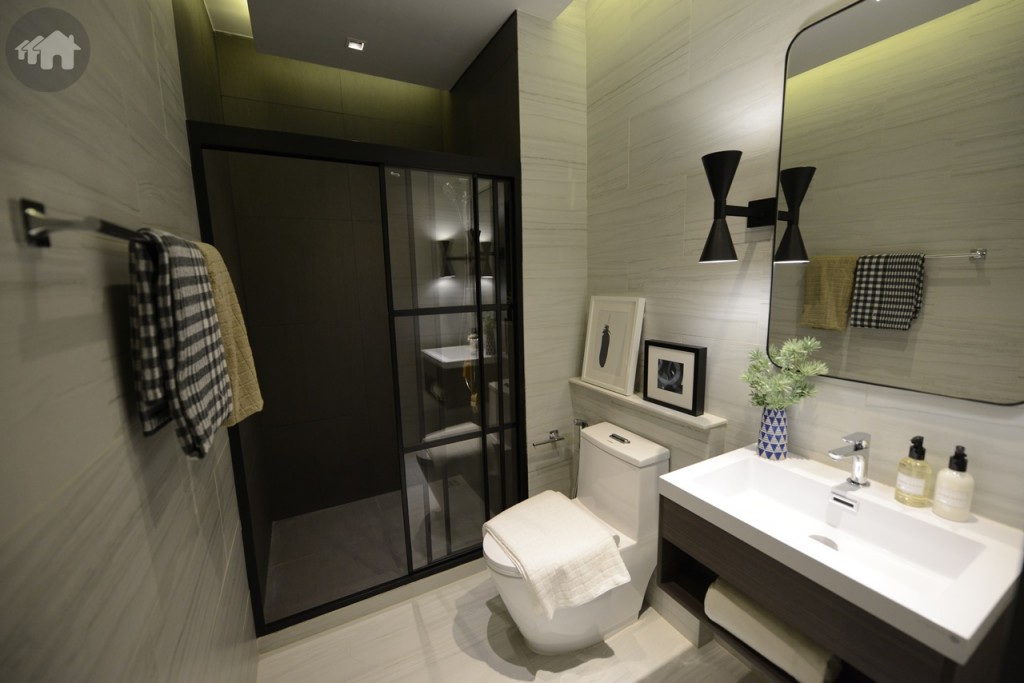 ห้องน้ำแยกออกมา สำหรับใช้ร่วมกัน มีพื้นที่กว้างพอสมควร และจัดสัดส่วนพื้นที่ได้อย่างลงตัว โดยด้านในสุดจะเป็นห้องอาบน้ำกั้นกระจก ซื่งสามารถเลื่อนประตูกระจกปิดเปิดได้ เพื่อป้องกันพื้นเปียก ส่วนของชักโครกและอ่างล้างหน้าจะอยู่ถัดออกมา