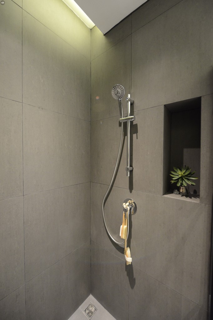 ในห้องอาบน้ำ มีฝักบัวอาบน้ำ และช่องเล็กๆ สำหรับวางของ สามารถติดตั้งเครื่องทำน้ำอุ่นเพิ่มเติมได้