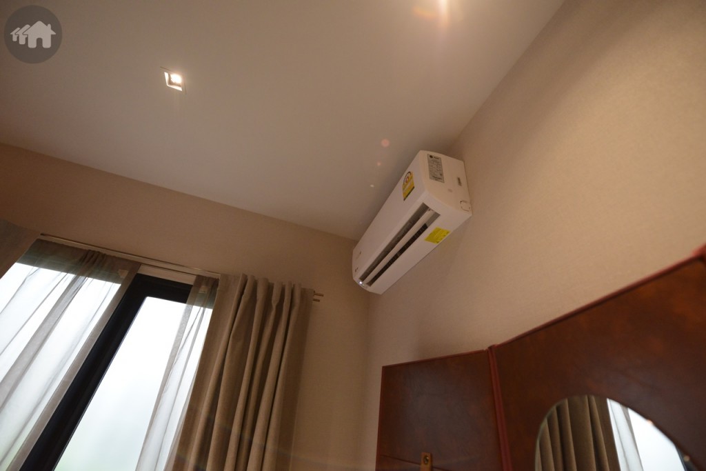 ตัวอย่างเพดานห้องนอน ไฟแบบดาวน์ไลท์ และเครื่องปรับอากาศยี่ห้อ Trane ที่ติดตั้งให้