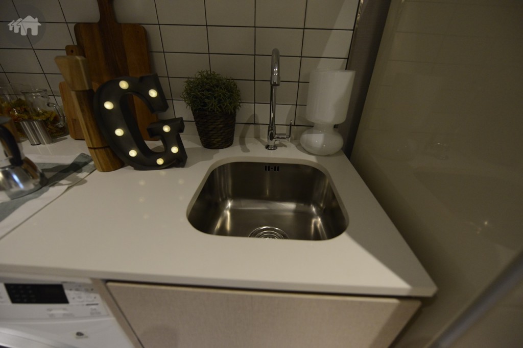 สิ่งที่จะได้รับเพิ่มเติม คือเตาไฟฟ้าพร้อมที่ดูดควัน (Hob&Hood) และอ่างล้างจาน ยี่ห้อ Hafele