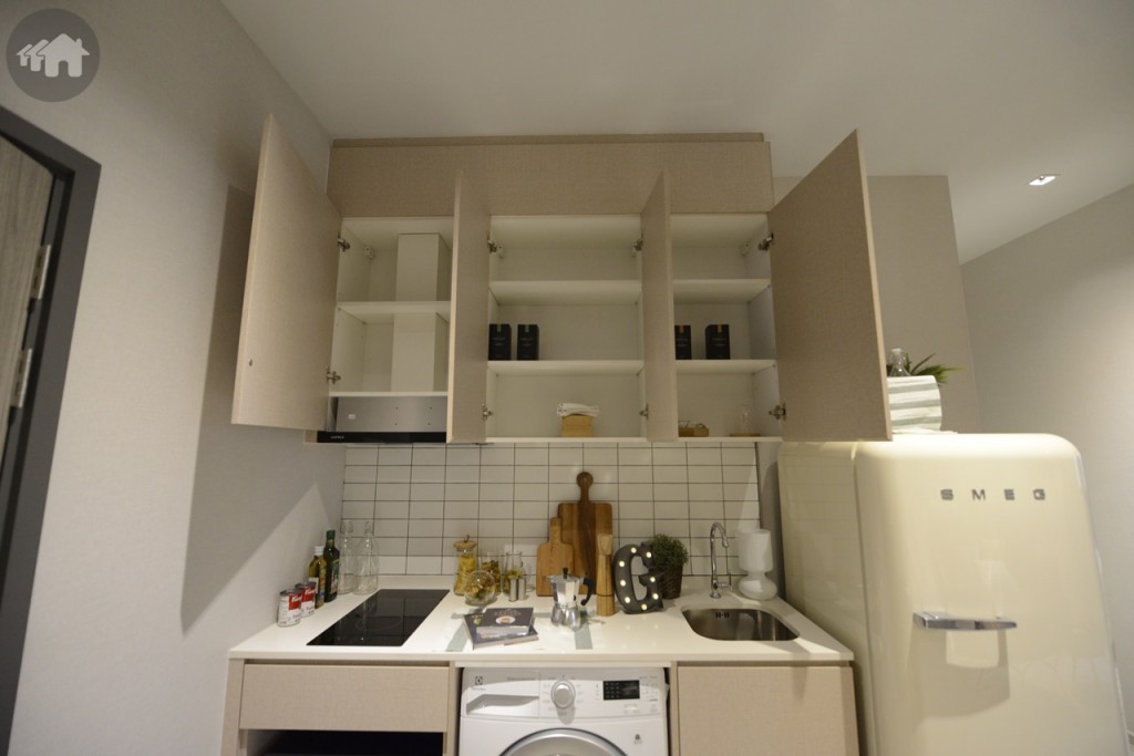 มาถึงมุมครัวกันบ้าง กับชุดครัวแบบ Fully-Fitted มีชั้นวางด้านบน และช่องวางไมโครเวฟด้านล่าง