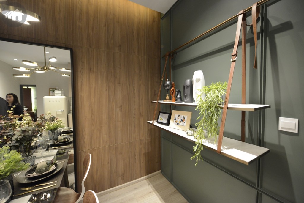 โต๊ะอาหารจัดวางไว้ตรงข้ามกับมุมครัว ซึ่งมีพื้นที่พอสมควร สามารถปรับใช้พื้นที่จัดวางโต๊ะ เก้าอี้ เฟอร์นิเจอร์ อื่นๆ ได้ตามความเหมาะสม