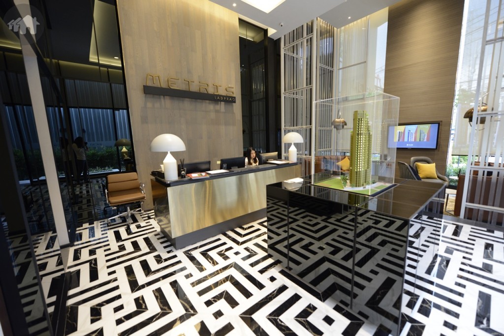เคาท์เตอร์เจ้าหน้าที่อยู่ตรงกลาง มีโมเดลตึกเมทริส ลาดพร้าว ตั้งโชว์ให้ลูกค้าเห็นตัวอย่างได้อย่างชัดเจน