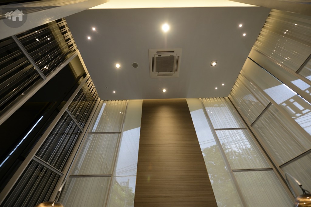 เมื่อเข้าสู่สำนักงานขาย จะสัมผัสได้ถึงบรรยากาศโปร่งโล่ง สบาย ส่วนหนึ่งเป็นเพราะเพดานที่ยกสูง เพิ่มพื้นที่แนวตั้งให้อากาศหมุนเวียน ทำให้ไม่อึดอัด ติดตั้งไฟสวยงาม ส่วนการออกแบบภายใน Lobby ของสำนักงาน มีการใช้ฟอร์มเรขาคณิตและเส้นสาย สังเกตได้จากพื้นกระเบื้องลวดลายขาวดำและฉากไม้ตกแต่งเป็นช่องๆ เหมือนบริเวณด้านหน้าโครงการ