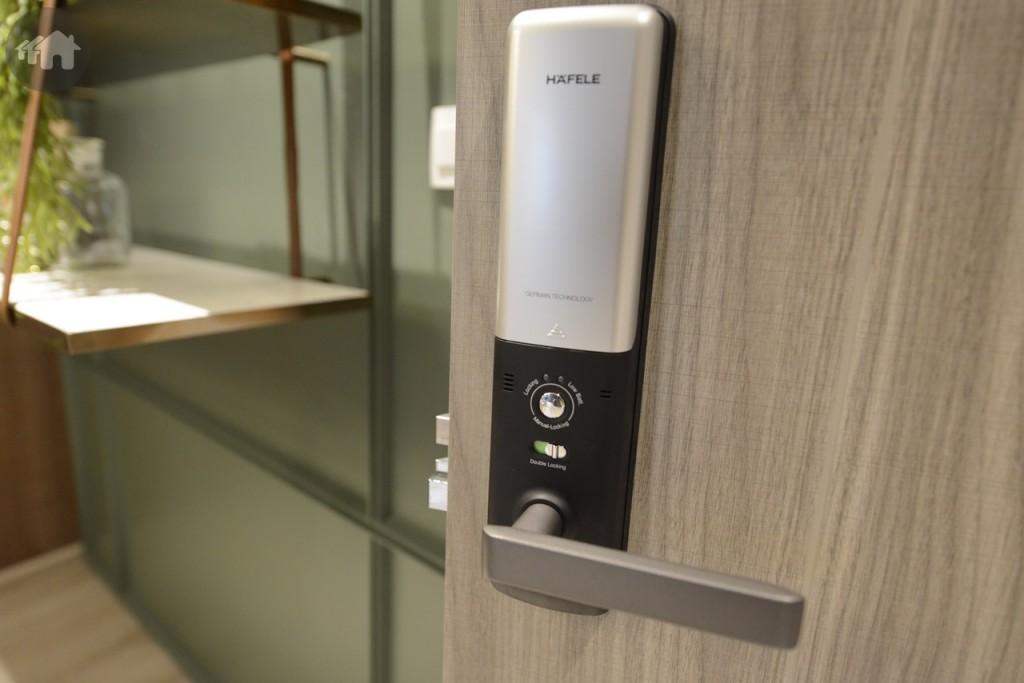 ประตูแบบ Digital Door Lock ยี่ห้อ Hafele (ภาพจากด้านในและด้านนอก)