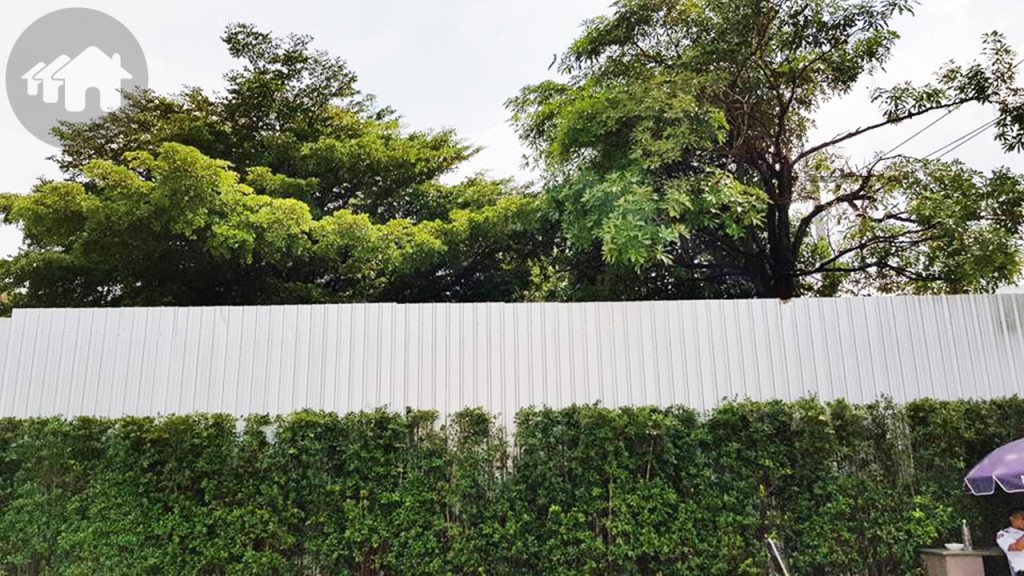 ด้านหลังโครงการเป็นทิศตะวันออก ติดกับพื้นที่ดินส่วนบุคคลรอการพัฒนา เช่นเดียวกับด้านข้างโครงการทางทิศใต้