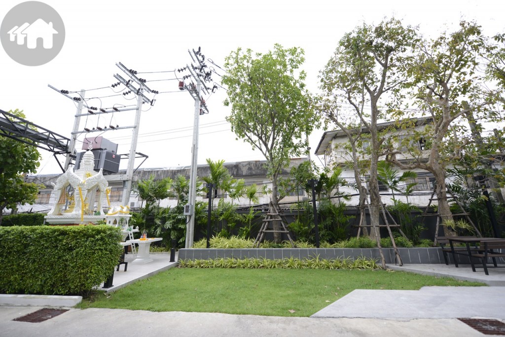 ทิศใต้ติดกับบ้านพักอาศัยและตึกแถว