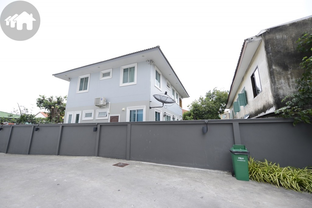 ทิศตะวันออกเป็นด้านหลังของโครงการ ติดกับบ้านพักอาศัย