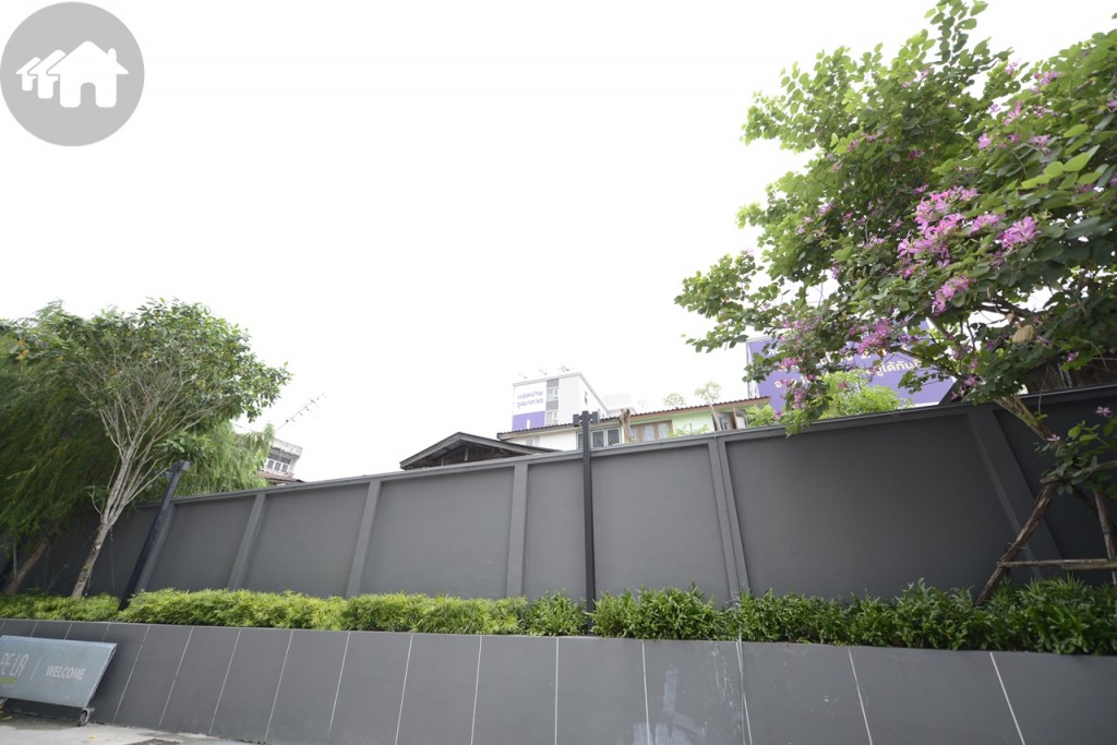 ทิศเหนือเป็นบ้านพักอาศัย ถัดออกไปเป็นคอนโดมิเนียมอีกเจ้าหนึ่ง