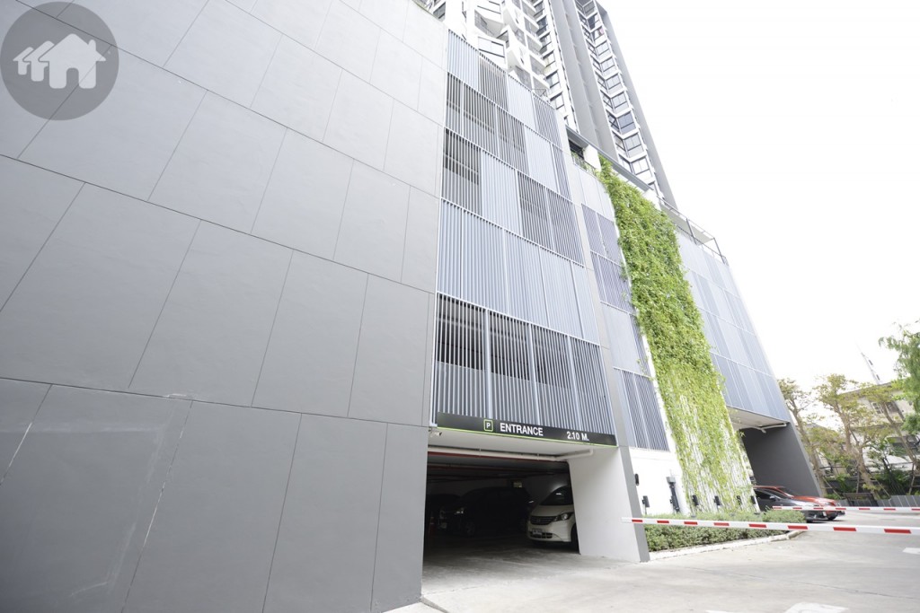 ส่วนด้านทิศเหนือติดกับถนนสุคนธสวัสดิ์ มีป้ายรถเมล์อยู่ข้างโครงการเลย ตรงข้ามฝั่งถนนจะเป็นคาร์แคร์ และร้านข้าวมันไก่