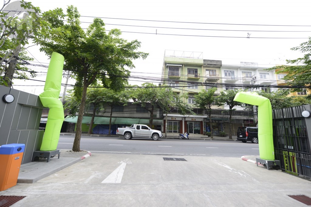 บริเวณทางเข้าโครงการ มุมมองจากด้านใน หน้ากว้างอยู่พอสมควร