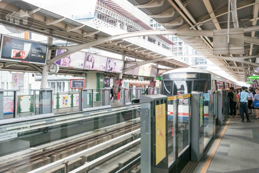 ลงรถไฟฟ้า BTS ที่สถานีอ่อนนุช เลือกเดินทางโดยรถ Shuttle Bus ของโครงการ หรือจะเลือกเดินทางด้วยรถมอเตอร์ไซค์รับจ้าง แท็กซี่ ก็สะดวกไม่แพ้กัน โดยโครงการอยู่ห่างจากสถานีอ่อนนุชเพียง 5 นาทีเท่านั้น