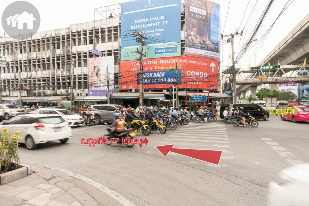 ผ่านบริเวณแยกอ่อนนุช จะมีของขายมากมาย