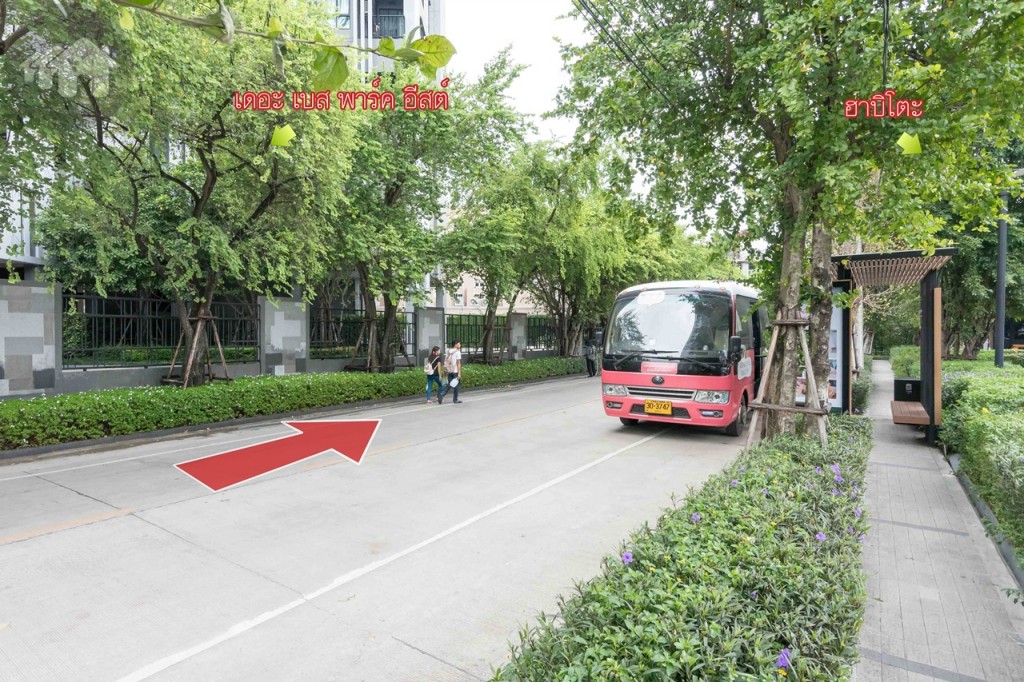 เลี้ยวขวาไปจะผ่านอีกด้านของฮาบิโตะ มีป้ายรถ Shuttle Bus บริการรับ-ส่งถึงรถไฟฟ้าสถานีอ่อนนุชและพระโขนง