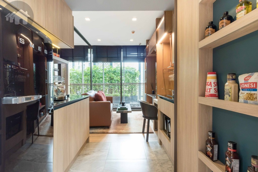 เข้าภายในห้องที่ออกแบบสไตล์รีสอร์ทต่างจังหวัด คือเปิดมาห้องดูกว้าง รับวิวแบบเต็มสายตา พื้นปูกระเบื้องลายหินขนาด 60x60 เซนติเมตร ความสูงจากพื้นถึงเพดาน 2.70 เมตร โดยพื้นที่ด้านหน้าห้องเป็นห้องครัว ซึ่งตกแต่งมาให้พร้อมกับห้องรูปแบบนี้เลย ทางเดินกว้างประมาณ 1.30 เมตร