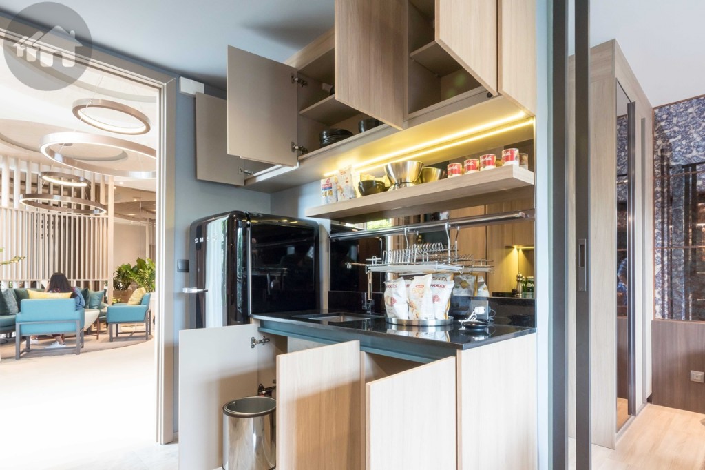 ตู้ครัวบิลท์อินทั้ง 2 ด้าน ทำจากเทอร์โมลามิเนตลายไม้ ด้านซ้ายมีตู้ครัวบิลท์อินบน-ล่าง กว้างประมาณ 60 เซนติเมตร ยาวประมาณ 1.35 เมตร มีพื้นที่ว่างสำหรับวางตู้เย็นประมาณ 75 เซนติเมตร Top ของเคาน์เตอร์ครัวเป็นหินควอตซ์ ผนังครัว Back splash เป็นกระจก มาพร้อมที่วางจานแขวนบนผนัง