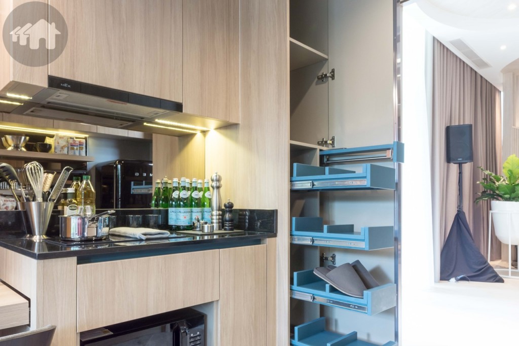 ด้านขวาบิลท์อินชั้นวางของและชั้นวางรองเท้า กว้างประมาณ 95 เซนติเมตร มีสีฟ้าซึ่งเป็นสีของโครงการซ่อนอยู่ เพิ่มความสวยงามให้กับชั้นธรรมดาให้ดูไม่ธรรมดามากขึ้น