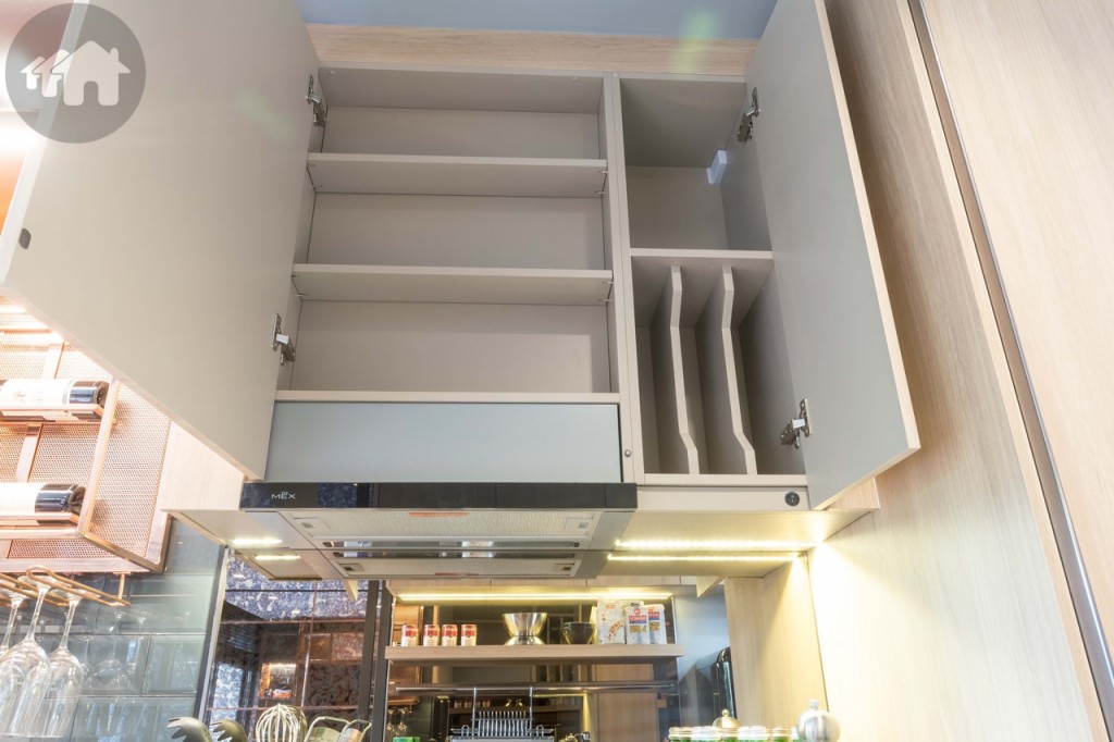 ตู้ครัวบิลท์อินด้านบน กว้างประมาณ 60 เซนติเมตร ยาวประมาณ 1.10 เมตร เก็บของได้หลากหลาย