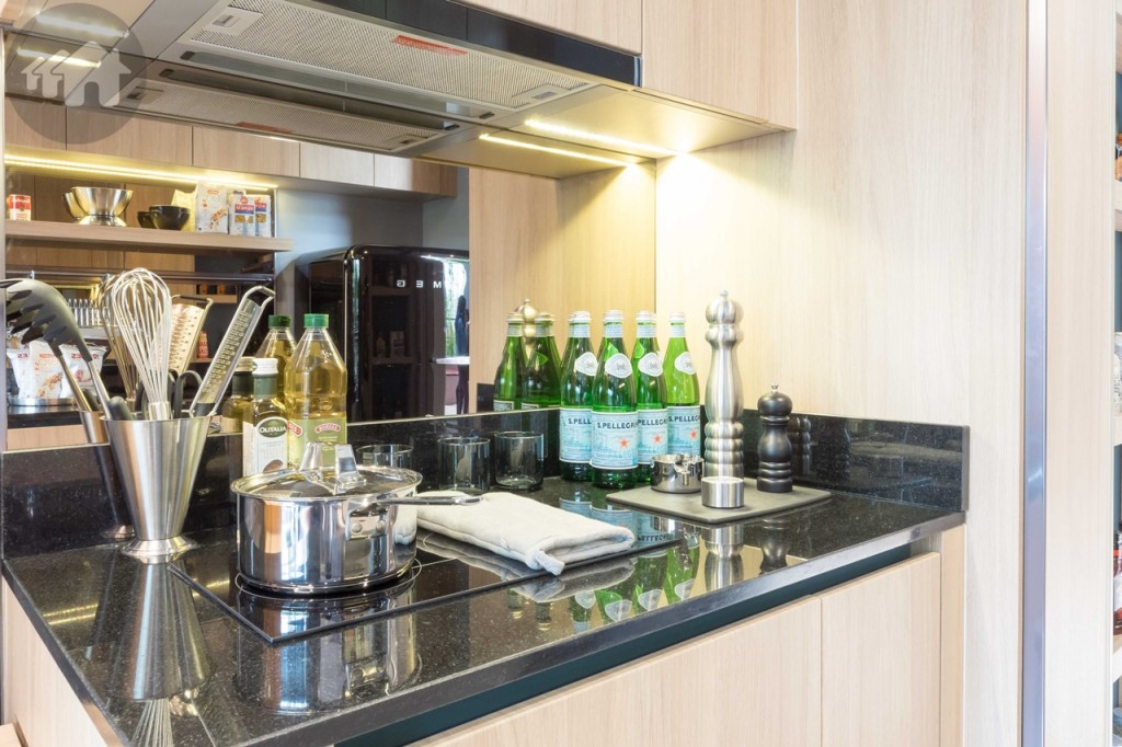 Top เคาน์เตอร์ครัวเป็นหินควอตซ์ มีเตาไฟฟ้าฐานเซรามิก และเครื่องดูดควันของ MEX