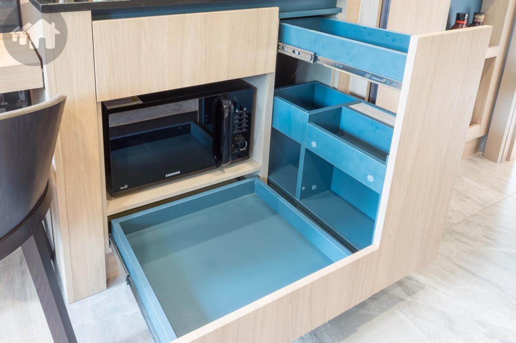 ตู้ครัวบิลท์อินด้านล่าง กว้างประมาณ 60 เซนติเมตร ยาวประมาณ 1.10 เมตร มีช่องสำหรับวางไมโครเวฟ พร้อมชั้นเก็บของหลากหลาย