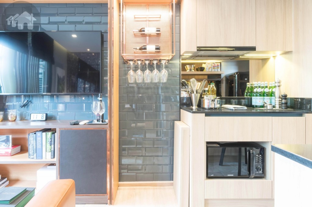 ด้านข้างออกแบบพิเศษเป็นโต๊ะอเนกประสงค์ที่สามารถเลื่อนเก็บได้ กว้างประมาณ 70 เซนติเมตร