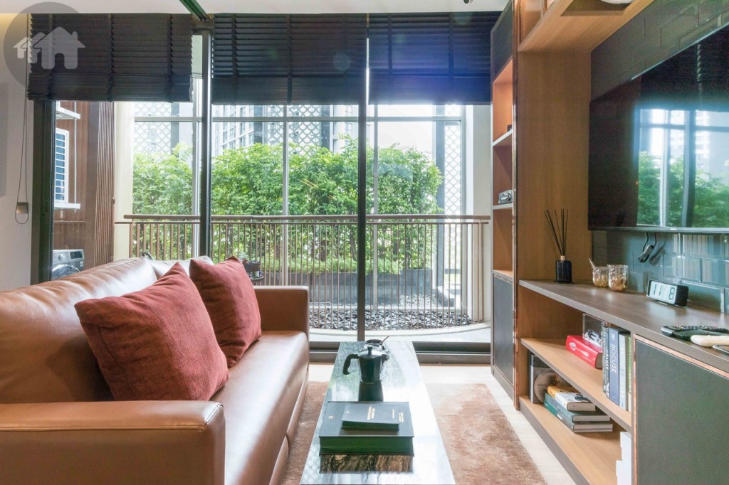 เชื่อมต่อกับห้องนั่งเล่น พื้นปูลามิเนตลายไม้ขนาด 8 มิลลิเมตร ระยะระหว่างชั้นวางโทรทัศน์และโซฟาห่างประมาณ 1.15 เมตร