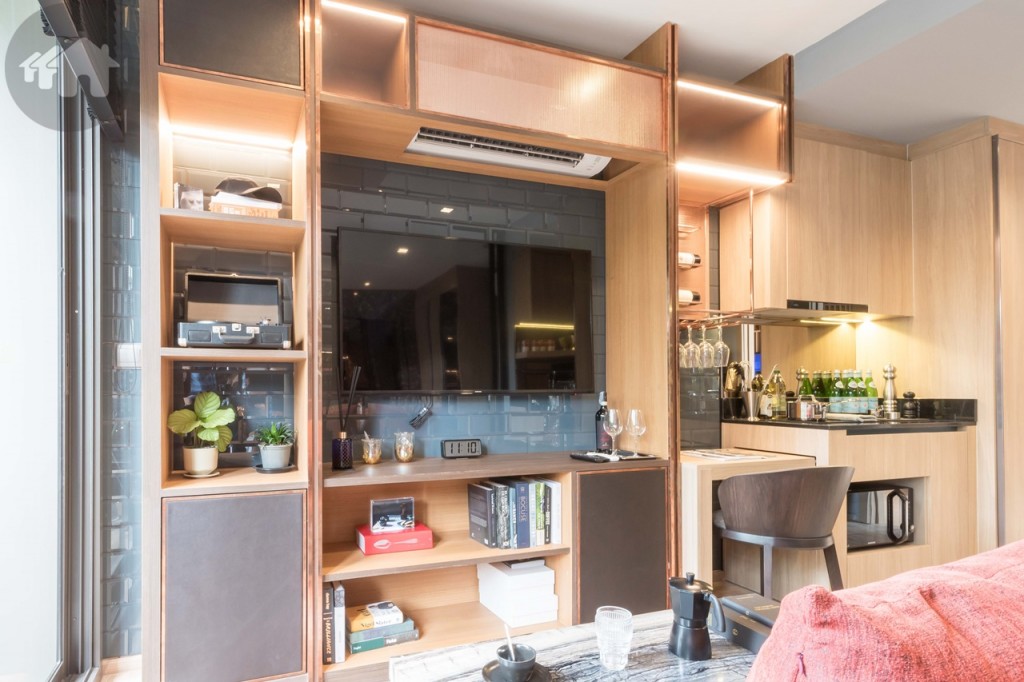 พื้นที่ชั้นวางโทรทัศน์กว้างประมาณ 2.10 เมตร