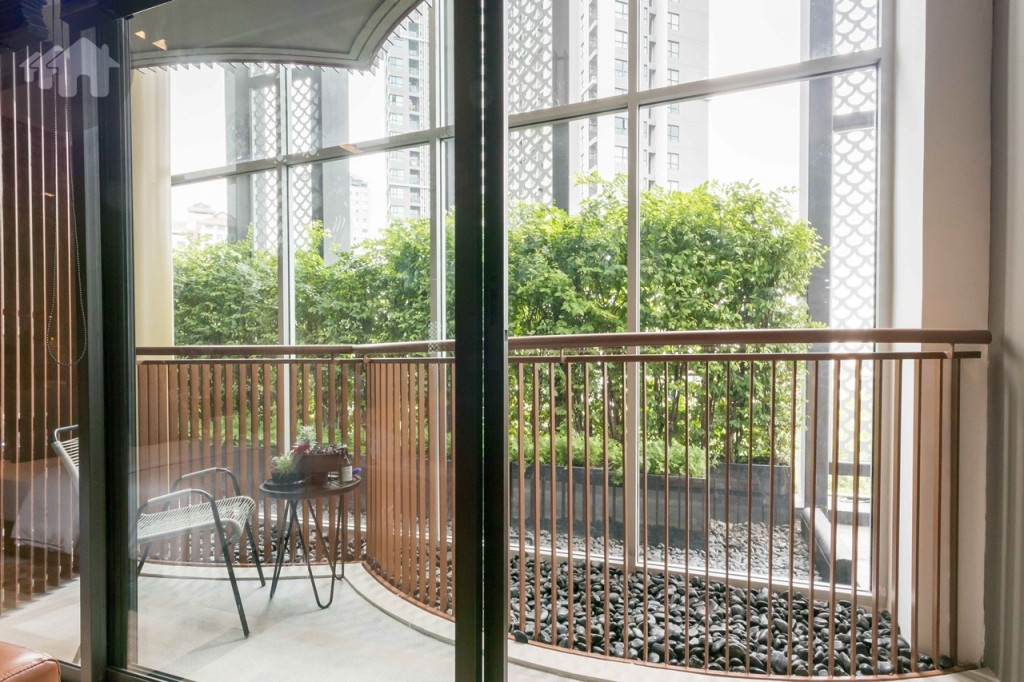 เชื่อมต่อระเบียงด้วยประตูกระจกบานเลื่อน ขอบประตูยกสูงประมาณ 8 เซนติเมตร ระเบียงขนาดใหญ่แนวโค้งเพิ่มมุมมองมากขึ้น กว้างสุดประมาณ 1.30 เมตร ยาวประมาณ 4 เมตร รั้วสูงประมาณ 1.20 เมตร