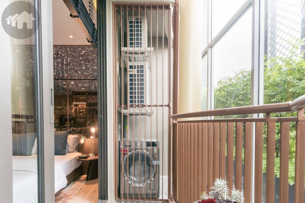 มีระแนงกั้นคอมเพรสเซอร์เครื่องปรับอากาศ ห้องจริงตัวระแนงจะวางแนวเฉียงกว่านี้ซึ่งจะบังไม่ให้เห็นคอมเพรสเซอร์เครื่องปรับอากาศ เพิ่มความสวยงาม ส่วนด้านนอกฟาซาดของตัวอาคารจะบังคอมเพรสเซอร์เครื่องปรับอากาศพอดี ทำให้มองจากภายนอกแทบไม่เห็นคอมเพรสเซอร์เครื่องปรับอากาศ ระเบียงมีประตูกระจกบานเลื่อมเชื่อมกับห้องนอนด้วย