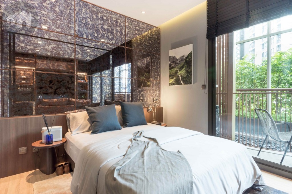 ห้องนอนสามารถวางเตียงขนาด 5 ฟุตได้สบายๆ ห่างจากประตูบานเลื่อนประมาณ 45 เซนติเมตร