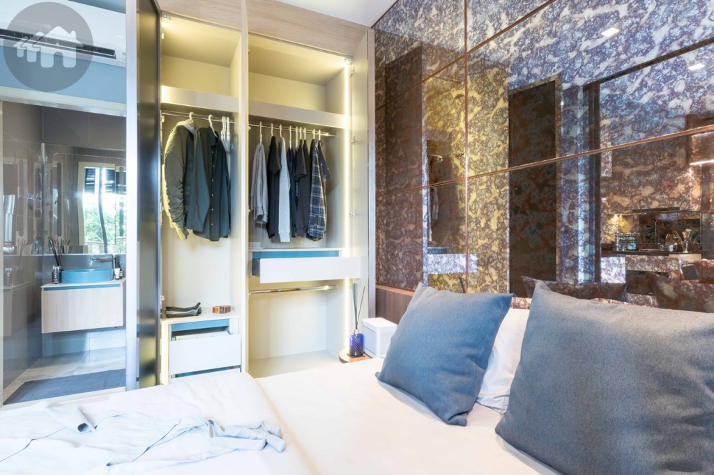 ข้างเตียงห่างจากตู้เสื้อผ้าบิลท์อินที่มาพร้อมกับห้องประมาณ 85 เซนติเมตร