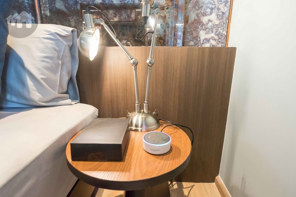 ข้างเตียงอีกด้านห่างจากผนังประมาณ 70 เซนติเมตร วางที่วางโคมไฟ ติดตั้ง Alexa ระบบ Home Automation เปิด-ปิดไฟ และเครื่องปรับอากาศ