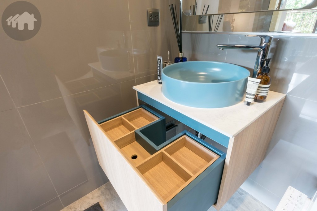 อ่างล้างหน้าสีฟ้า สั่งทำพิเศษสำหรับโครงการของ Cotto พร้อมลิ้นชักเก็บของด้านล่าง ตัว Top เคาน์เตอร์อ่างอาบน้ำเป็นหินควอตซ์