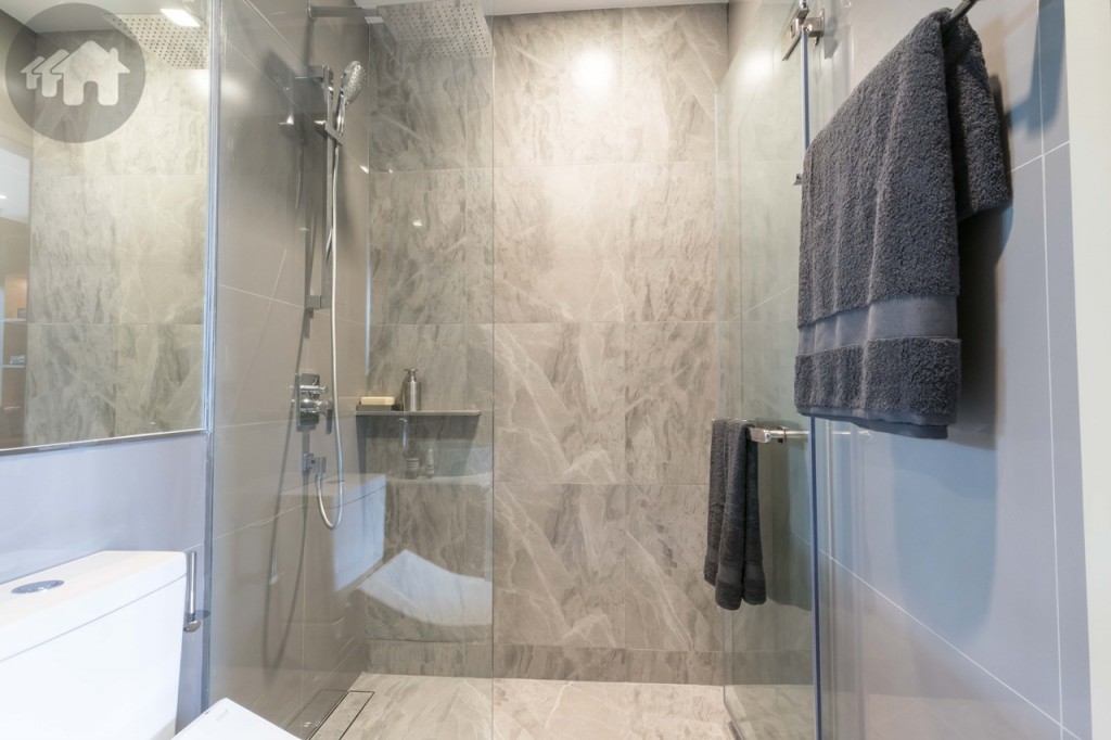 พื้นที่อาบน้ำ กว้างประมาณ 80 เซนติเมตร ยาวประมาณ 1.35 เมตร กั้นด้วยกระจกเทมเปอร์เป็นสัดส่วน ขอบประตูยกสูงประมาณ 5 เซนติเมตร พร้อมราวแขวน และที่วางอุปกรณ์อาบน้ำ