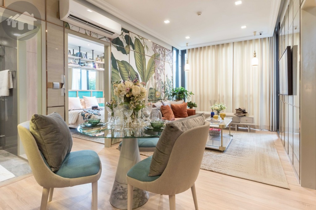 เข้ามาภายในห้องจะเป็นพื้นที่โต๊ะรับประทานอาหาร ขนาด 3 ที่นั่ง เชื่อมต่อกับห้องนั่งเล่น เช่นเดียวกับห้องที่แล้วคือออกแบบให้ห้องดูกว้าง และรับวิวได้แบบเต็มสายตา พื้นปูลามิเนตลายไม้ขนาด 8 มิลลิเมตร ความสูงจากพื้นถึงเพดาน 2.70 เมตร