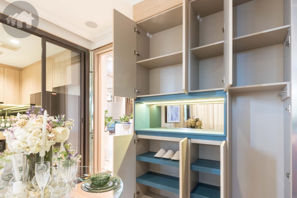 ด้านซ้ายเป็นตู้เก็บของและชั้นวางรองเท้า กว้างประมาณ 35 เซนติเมตร ยาวประมาณ 1.55 เมตร