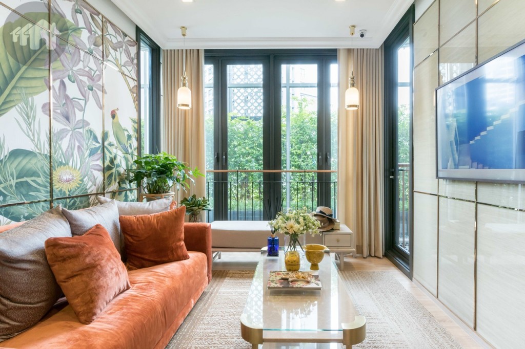 ห้องนั่งเล่นขนาดใหญ่ ระยะระหว่างโทรทัศน์และโซฟาห่างประมาณ 1.90 เมตร พิเศษด้วยหน้าต่างบานสูงเพื่อเปิดรับวิวแบบเต็มสายตา และช่วยระบายอากาศให้ถ่ายเท เย็นสบายโดยไม่ต้องใช้เครื่องปรับอากาศ