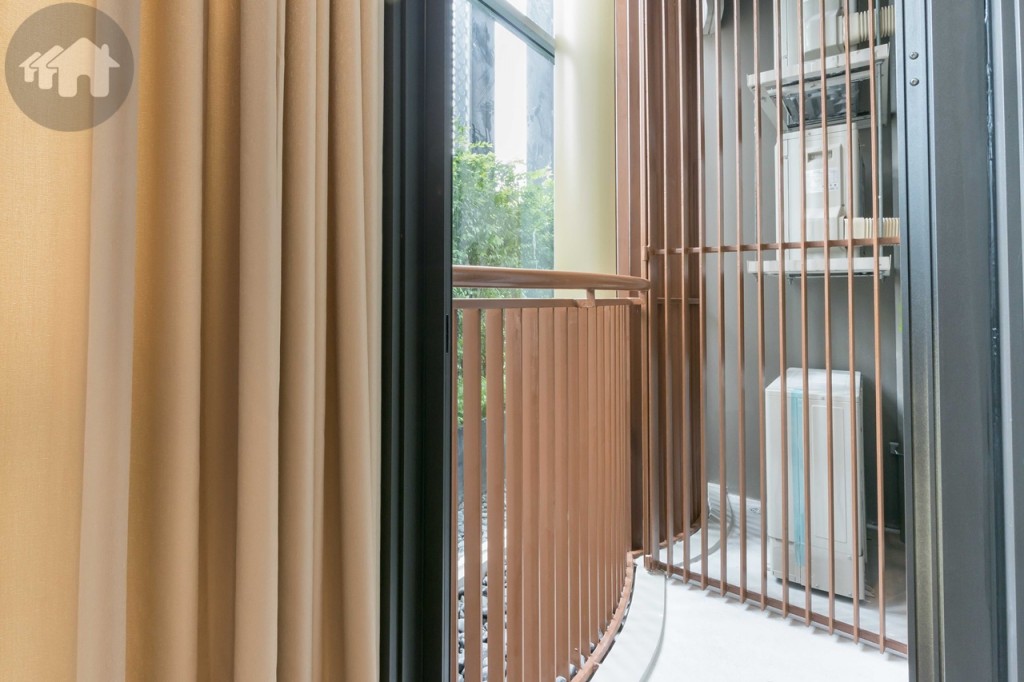 มีประตูบานสวิงเชื่อมต่อกับระเบียงกว้างประมาณ 1 เมตร รั้วสูงประมาณ 1.20 เมตร ติดตั้งคอมเพรสเซอร์เครื่องปรับอากาศพร้อมระแนงกั้น ห้องจริงตัวระแนงจะวางแนวเฉียงกว่านี้ซึ่งจะบังไม่ให้เห็นคอมเพรสเซอร์เครื่องปรับอากาศ เพิ่มความสวยงาม