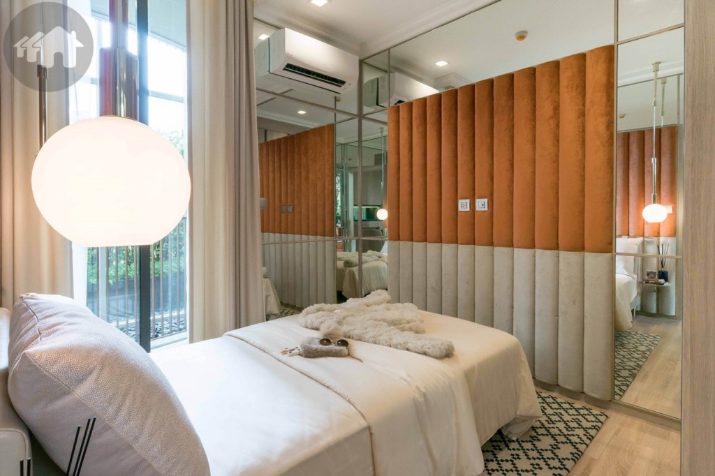 ห้องนอนเล็กวางเตียงขนาด 3 ฟุตได้สบายๆ ข้างเตียงทั้งสองด้านห่างจากผนังประมาณ 70 เซนติเมตร มีประตูบานเลื่อนสลับเชื่อมต่อกับระเบียง